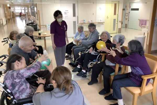 風船レクで笑顔に