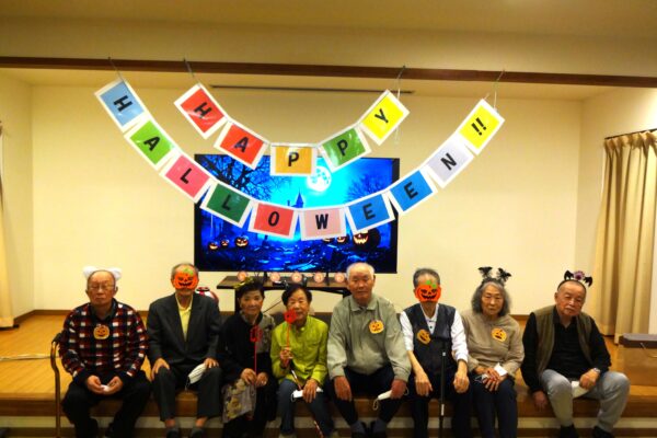 令和7年10月31日、ケアハウス西陵にてハロウィン仮装パーティーが行われました。