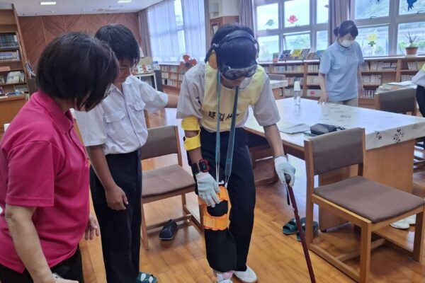 R7年１０月３０日、３１日に龍郷の里と龍郷町社会福祉協議会による地域の中学生への社会福祉体験学習を行いました。