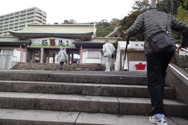 R7.12.25、ケアハウス西陵にて入居者様、幸先詣で（照国神社）へ行ってきました。