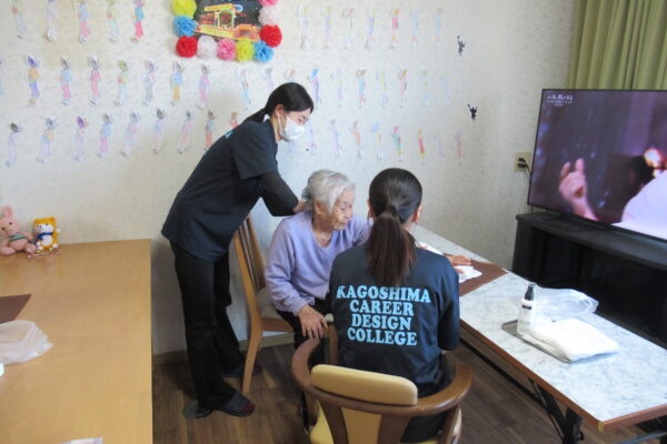 R8.1.28、鹿児島キャリアデザイン専門学校の生徒（医療福祉秘書科2年生）さんがハンドマッサージに来てくださいました。