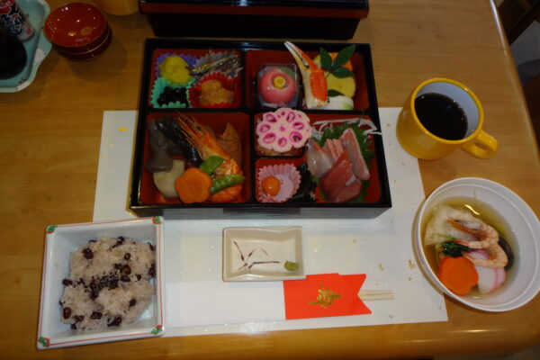 新年あけましておめでとうございます。今年も、毎年恒例の祝賀式（1/1　10：30～）が滞りなく執り行われました。