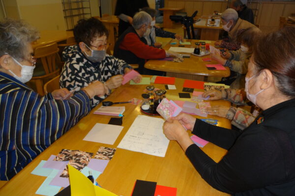 ひな飾り（ペーパークラフト）、作成を行いました。